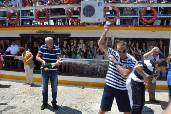 Inaugurare în Mamaia. Mazăre anunţă că mai vrea încă două pasarele în staţiune şi insuliţe în Marea Neagră